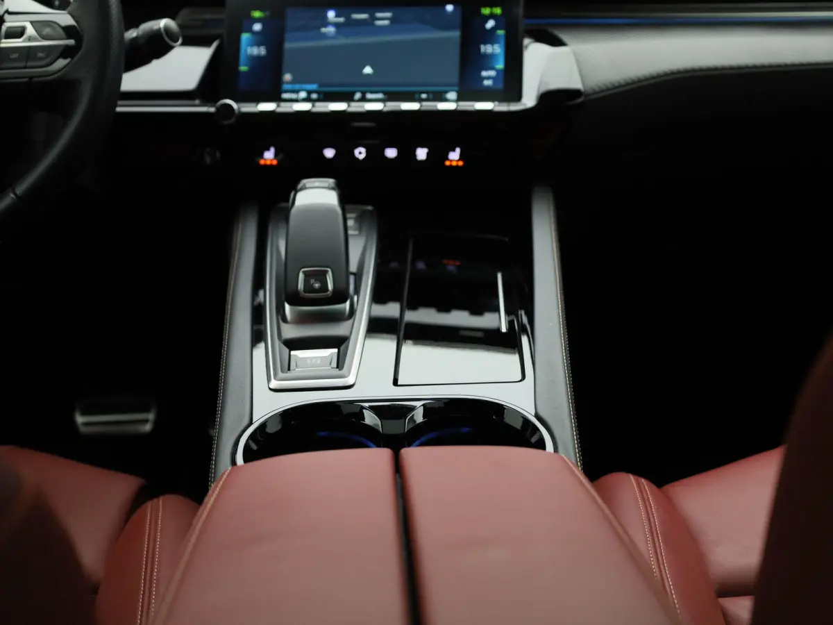 1.6 Hybrid 225 e-EAT8 GT | PANORAMADAK | ACHTERUITRIJCAMERA | ELEKTRISCHE KOFFERKLEP | LEDEREN BEKLEDING | STOELVERWARMING |