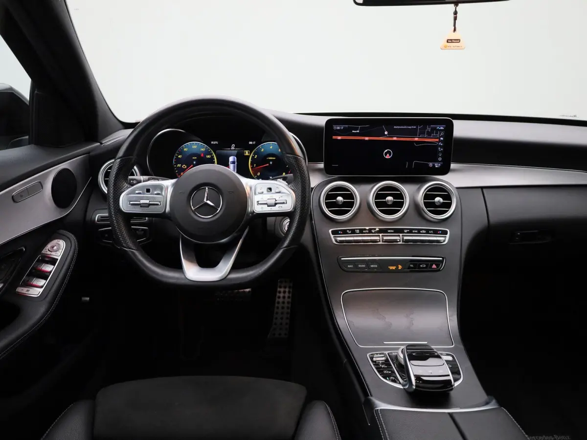 180 Business Solution AMG | AUTOMAAT | PANORAMADAK | ACHTERUITRIJCAMERA | STOELVERWARMING | ELEKTRISCHE KOFFERKLEP |