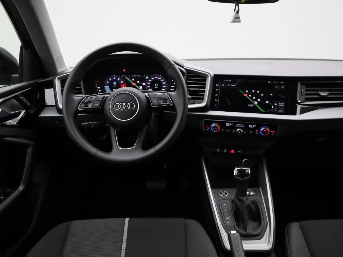 30 TFSI Advanced edition l Cruise control l Navigatie l Climate control l Stoelverwarming l Parkeersensoren l Achteruitrijcamera l LED-koplampen l Privacy glas l Alarm Klasse III l Audi soun