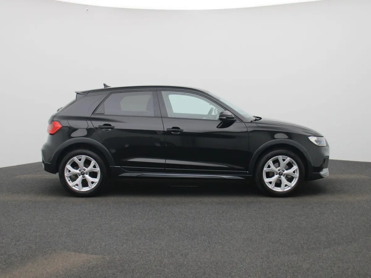 30 TFSI Advanced edition l Cruise control l Navigatie l Climate control l Stoelverwarming l Parkeersensoren l Achteruitrijcamera l LED-koplampen l Privacy glas l Alarm Klasse III l Audi soun