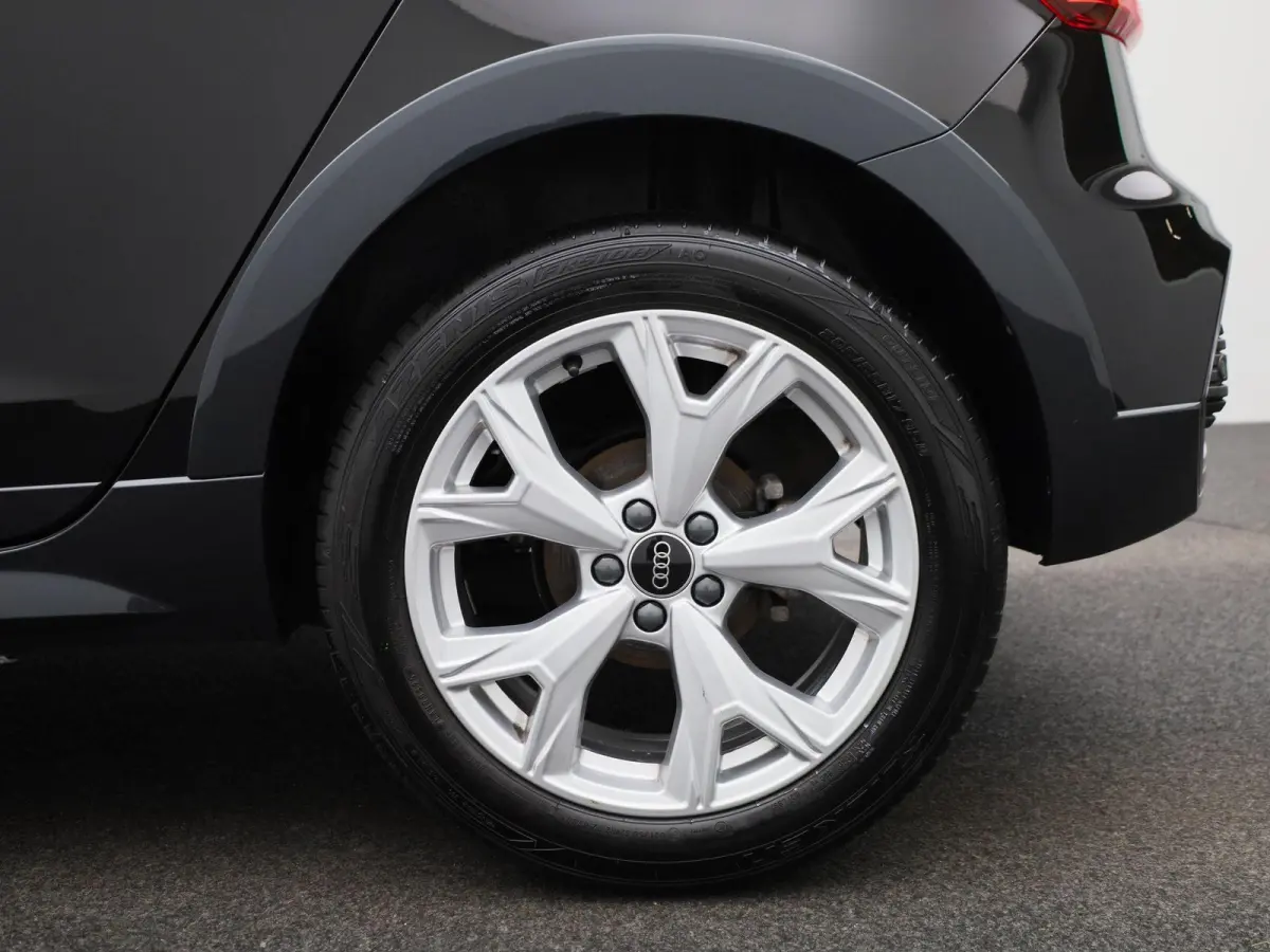 30 TFSI Advanced edition l Cruise control l Navigatie l Climate control l Stoelverwarming l Parkeersensoren l Achteruitrijcamera l LED-koplampen l Privacy glas l Alarm Klasse III l Audi soun