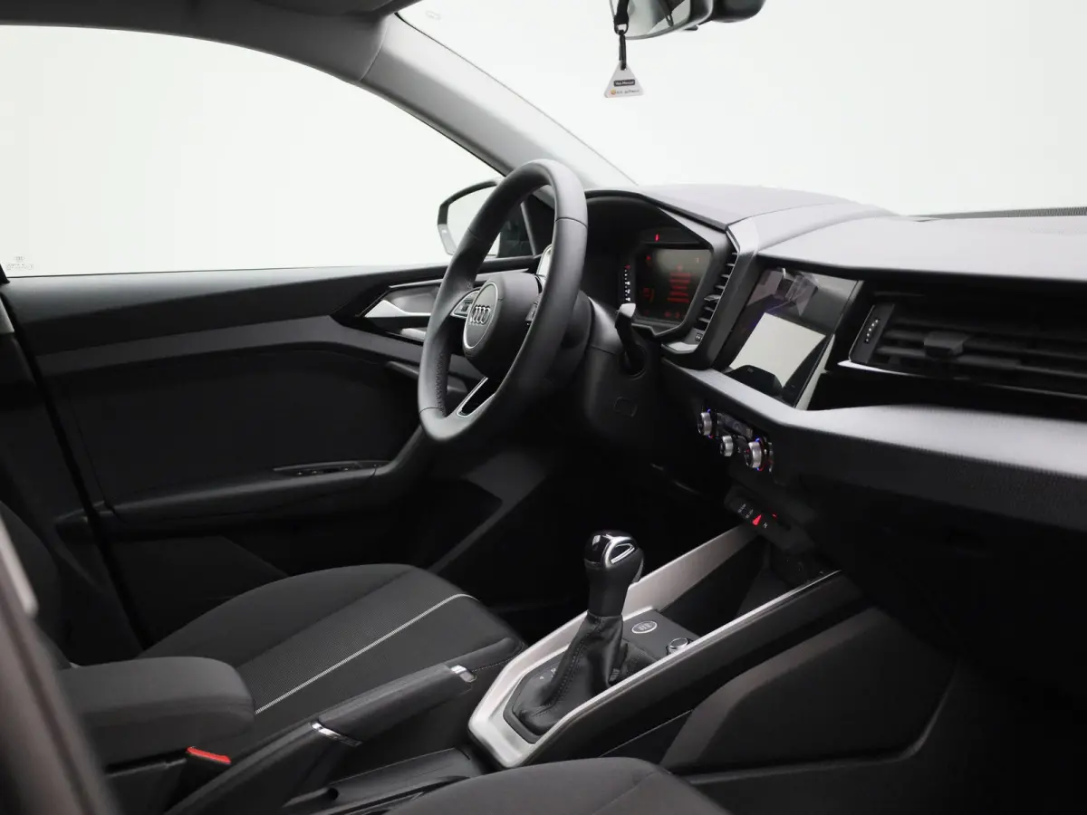 30 TFSI Advanced edition l Cruise control l Navigatie l Climate control l Stoelverwarming l Parkeersensoren l Achteruitrijcamera l LED-koplampen l Privacy glas l Alarm Klasse III l Audi soun
