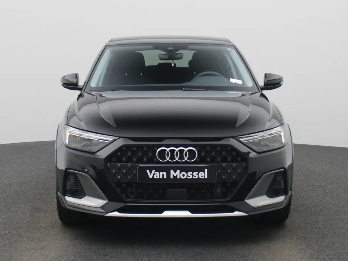 30 TFSI Advanced edition l Cruise control l Navigatie l Climate control l Stoelverwarming l Parkeersensoren l Achteruitrijcamera l LED-koplampen l Privacy glas l Alarm Klasse III l Audi soun