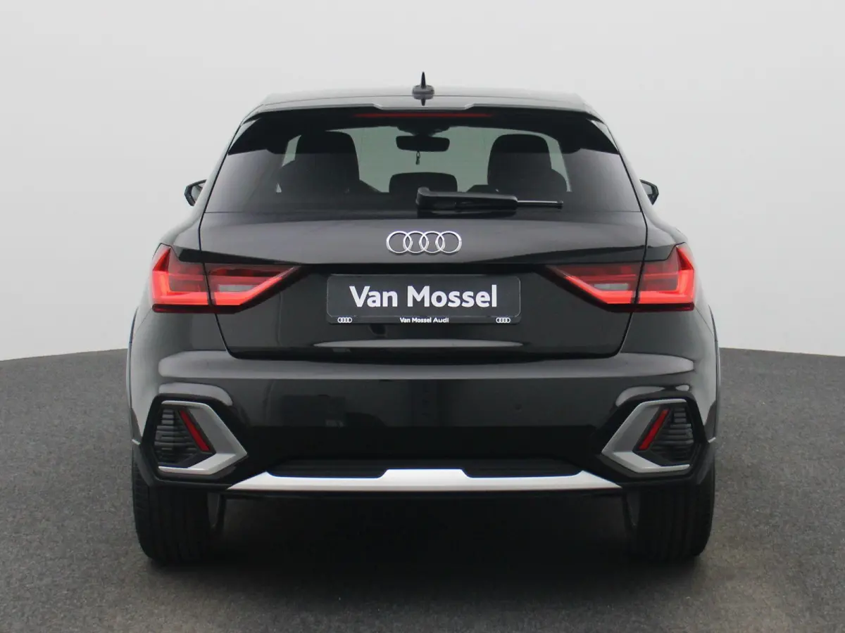 30 TFSI Advanced edition l Cruise control l Navigatie l Climate control l Stoelverwarming l Parkeersensoren l Achteruitrijcamera l LED-koplampen l Privacy glas l Alarm Klasse III l Audi soun