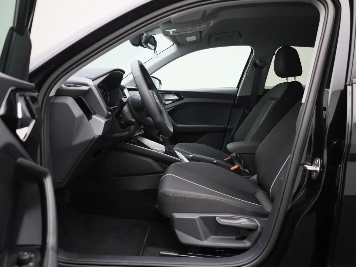 30 TFSI Advanced edition l Cruise control l Navigatie l Climate control l Stoelverwarming l Parkeersensoren l Achteruitrijcamera l LED-koplampen l Privacy glas l Alarm Klasse III l Audi soun