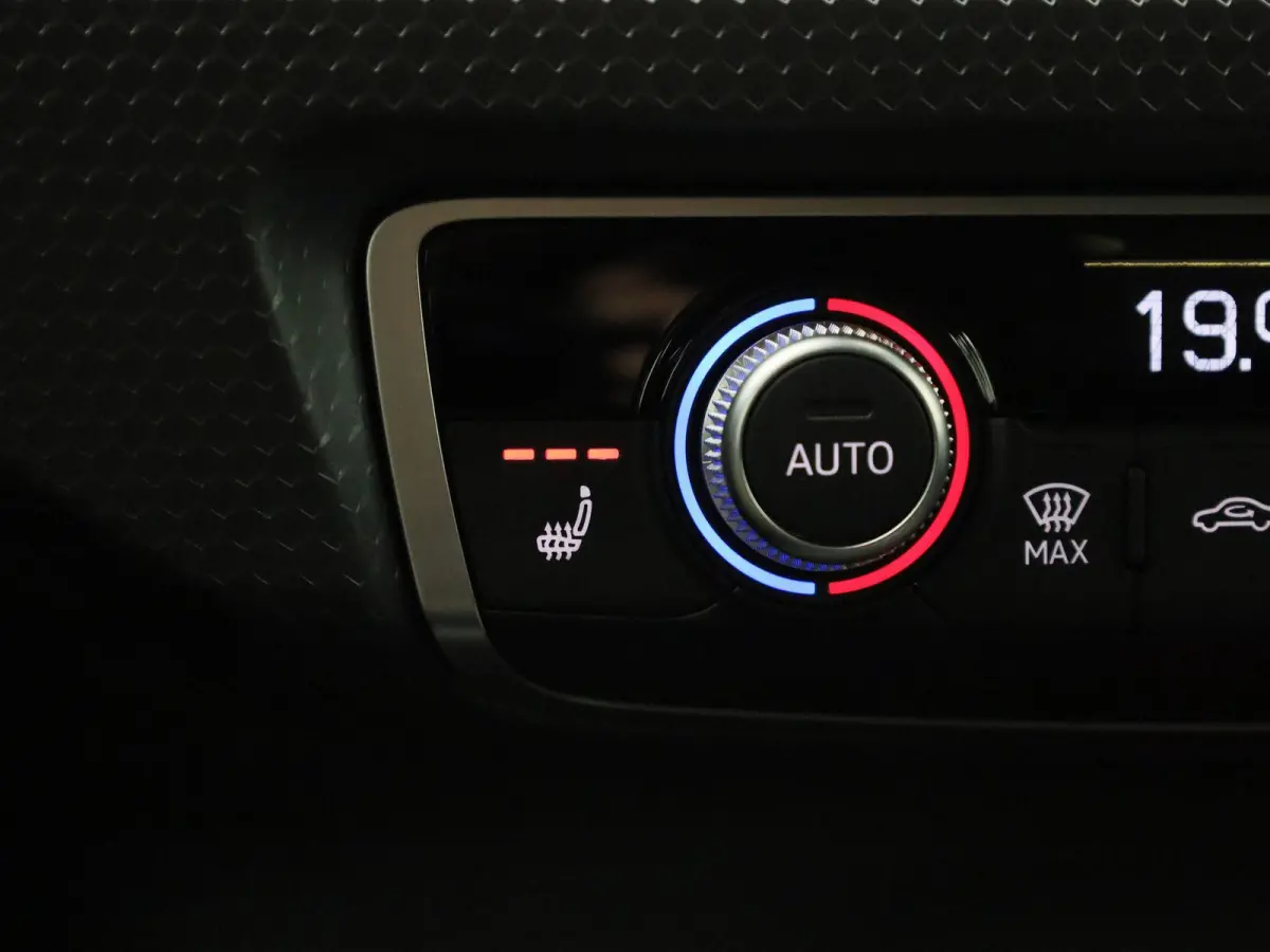 30 TFSI Advanced edition l Cruise control l Navigatie l Climate control l Stoelverwarming l Parkeersensoren l Achteruitrijcamera l LED-koplampen l Privacy glas l Alarm Klasse III l Audi soun
