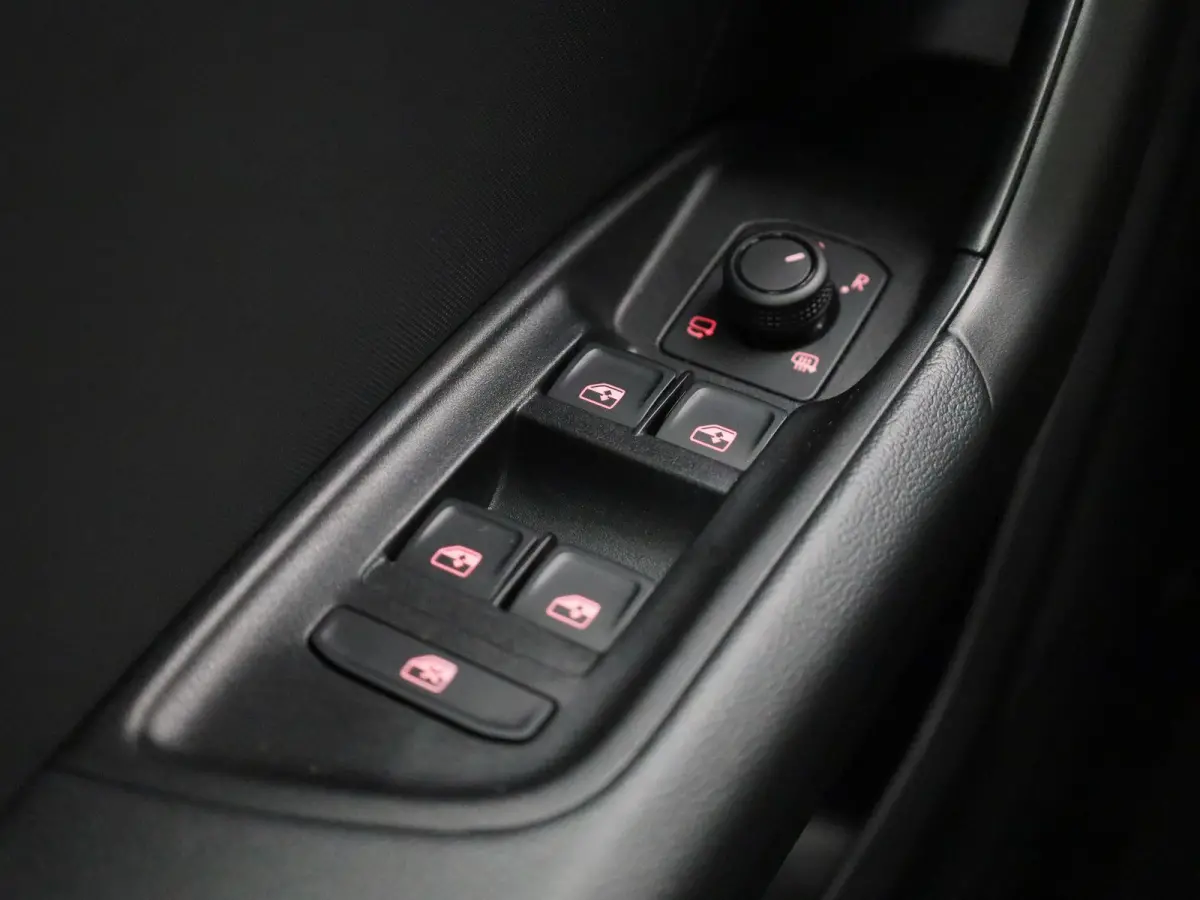 30 TFSI Advanced edition l Cruise control l Navigatie l Climate control l Stoelverwarming l Parkeersensoren l Achteruitrijcamera l LED-koplampen l Privacy glas l Alarm Klasse III l Audi soun