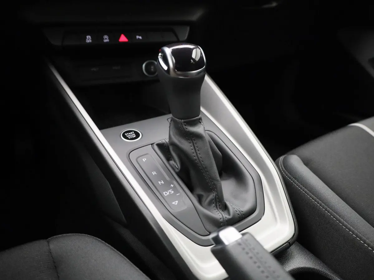 30 TFSI Advanced edition l Cruise control l Navigatie l Climate control l Stoelverwarming l Parkeersensoren l Achteruitrijcamera l LED-koplampen l Privacy glas l Alarm Klasse III l Audi soun