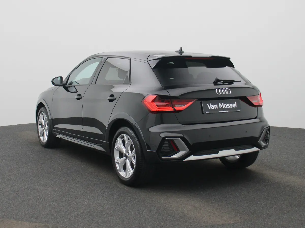 30 TFSI Advanced edition l Cruise control l Navigatie l Climate control l Stoelverwarming l Parkeersensoren l Achteruitrijcamera l LED-koplampen l Privacy glas l Alarm Klasse III l Audi soun