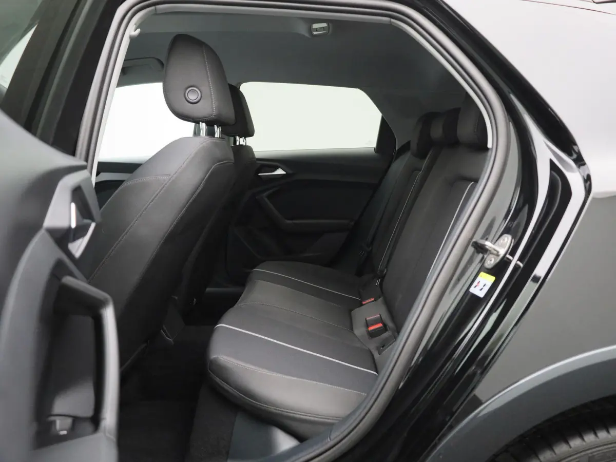 30 TFSI Advanced edition l Cruise control l Navigatie l Climate control l Stoelverwarming l Parkeersensoren l Achteruitrijcamera l LED-koplampen l Privacy glas l Alarm Klasse III l Audi soun
