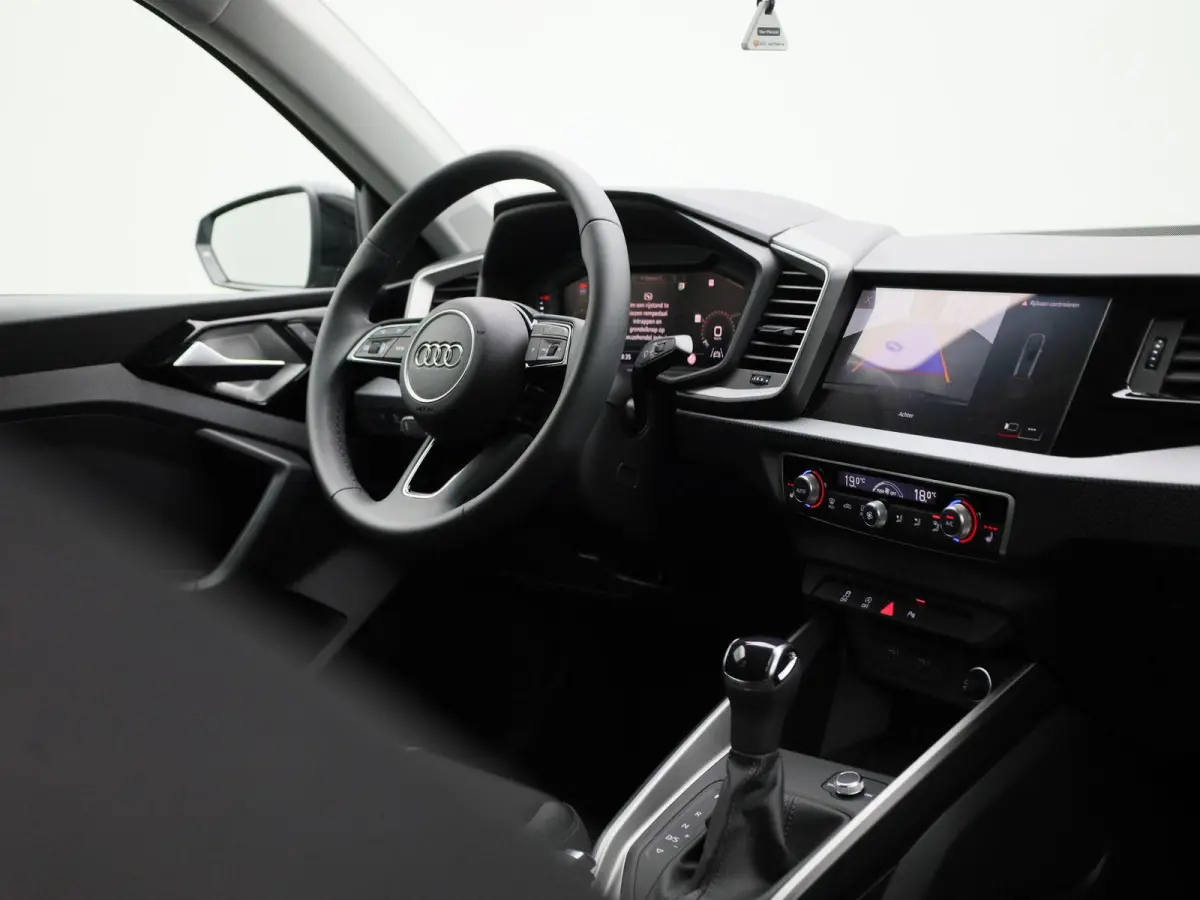30 TFSI Advanced edition l Cruise control l Navigatie l Climate control l Stoelverwarming l Parkeersensoren l Achteruitrijcamera l LED-koplampen l Privacy glas l Alarm Klasse III l Audi soun