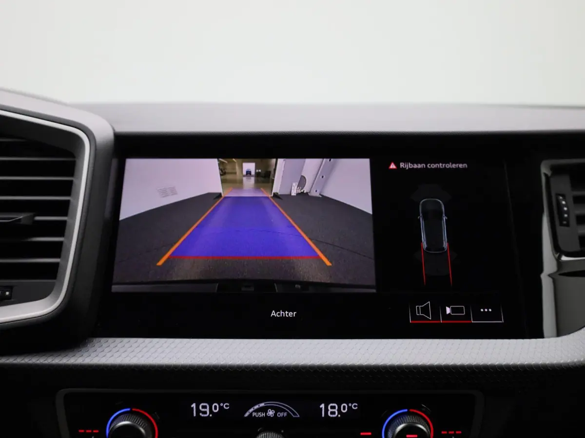 30 TFSI Advanced edition l Cruise control l Navigatie l Climate control l Stoelverwarming l Parkeersensoren l Achteruitrijcamera l LED-koplampen l Privacy glas l Alarm Klasse III l Audi soun