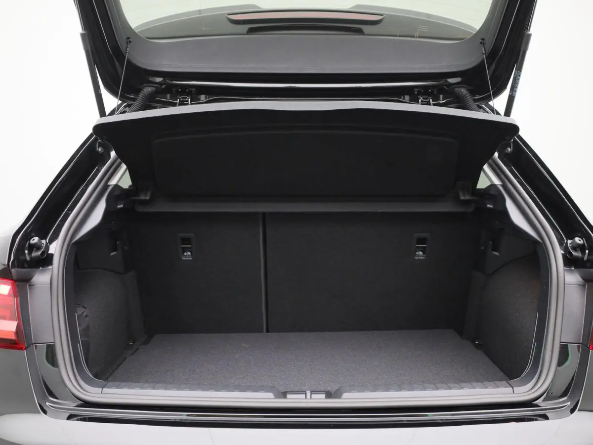 30 TFSI Advanced edition l Cruise control l Navigatie l Climate control l Stoelverwarming l Parkeersensoren l Achteruitrijcamera l LED-koplampen l Privacy glas l Alarm Klasse III l Audi soun