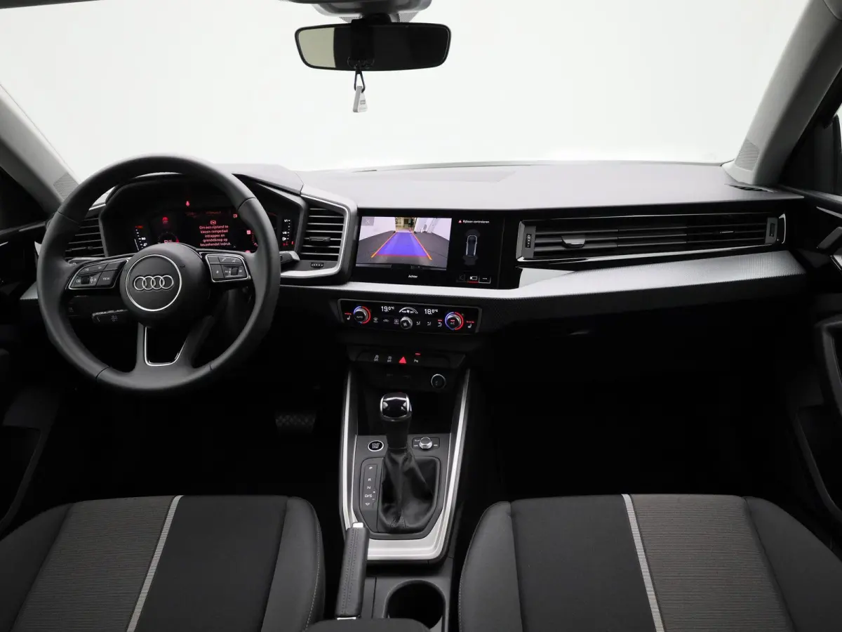30 TFSI Advanced edition l Cruise control l Navigatie l Climate control l Stoelverwarming l Parkeersensoren l Achteruitrijcamera l LED-koplampen l Privacy glas l Alarm Klasse III l Audi soun