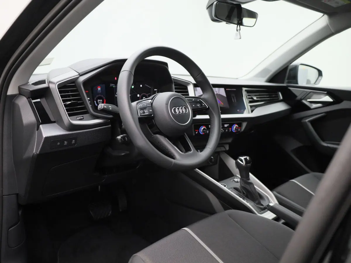 30 TFSI Advanced edition l Cruise control l Navigatie l Climate control l Stoelverwarming l Parkeersensoren l Achteruitrijcamera l LED-koplampen l Privacy glas l Alarm Klasse III l Audi soun