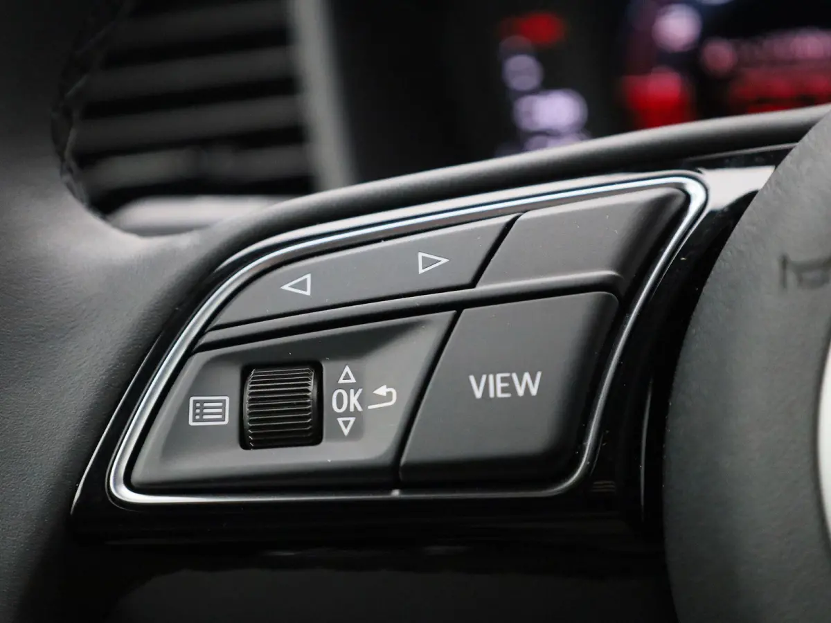 30 TFSI Advanced edition l Cruise control l Navigatie l Climate control l Stoelverwarming l Parkeersensoren l Achteruitrijcamera l LED-koplampen l Privacy glas l Alarm Klasse III l Audi soun