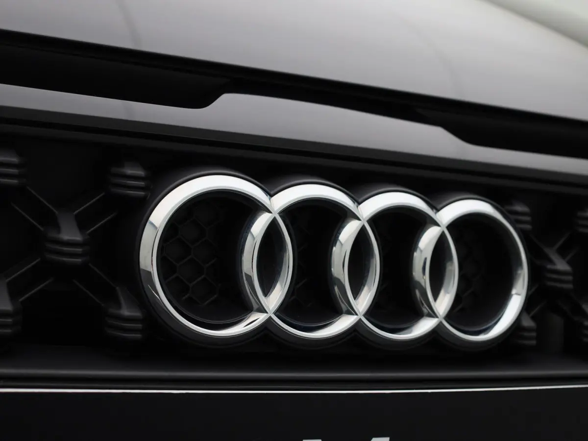 30 TFSI Advanced edition l Cruise control l Navigatie l Climate control l Stoelverwarming l Parkeersensoren l Achteruitrijcamera l LED-koplampen l Privacy glas l Alarm Klasse III l Audi soun