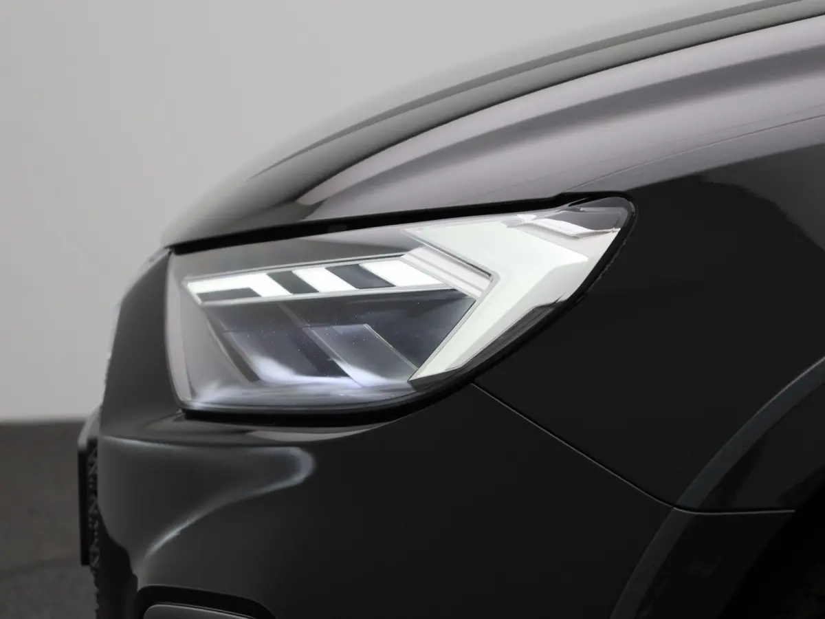 30 TFSI Advanced edition l Cruise control l Navigatie l Climate control l Stoelverwarming l Parkeersensoren l Achteruitrijcamera l LED-koplampen l Privacy glas l Alarm Klasse III l Audi soun
