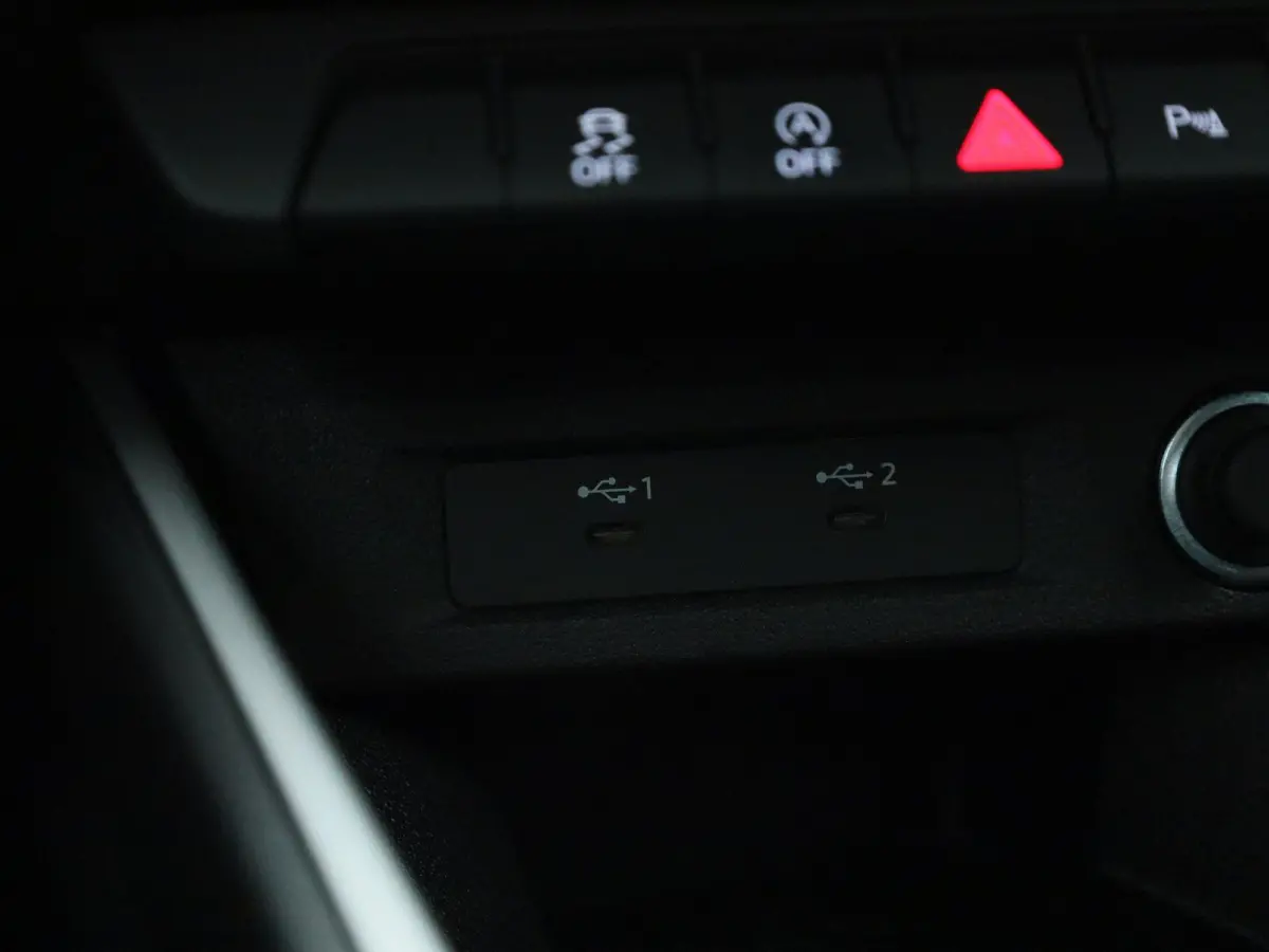 30 TFSI Advanced edition l Cruise control l Navigatie l Climate control l Stoelverwarming l Parkeersensoren l Achteruitrijcamera l LED-koplampen l Privacy glas l Alarm Klasse III l Audi soun