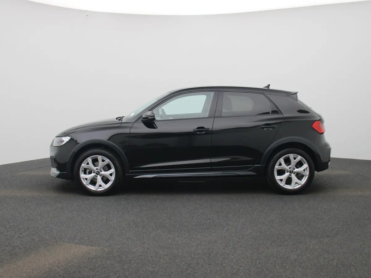 30 TFSI Advanced edition l Cruise control l Navigatie l Climate control l Stoelverwarming l Parkeersensoren l Achteruitrijcamera l LED-koplampen l Privacy glas l Alarm Klasse III l Audi soun
