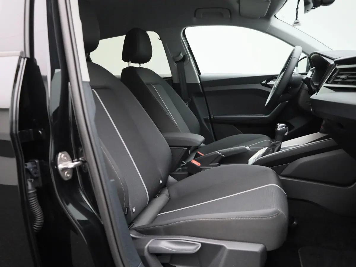 30 TFSI Advanced edition l Cruise control l Navigatie l Climate control l Stoelverwarming l Parkeersensoren l Achteruitrijcamera l LED-koplampen l Privacy glas l Alarm Klasse III l Audi soun
