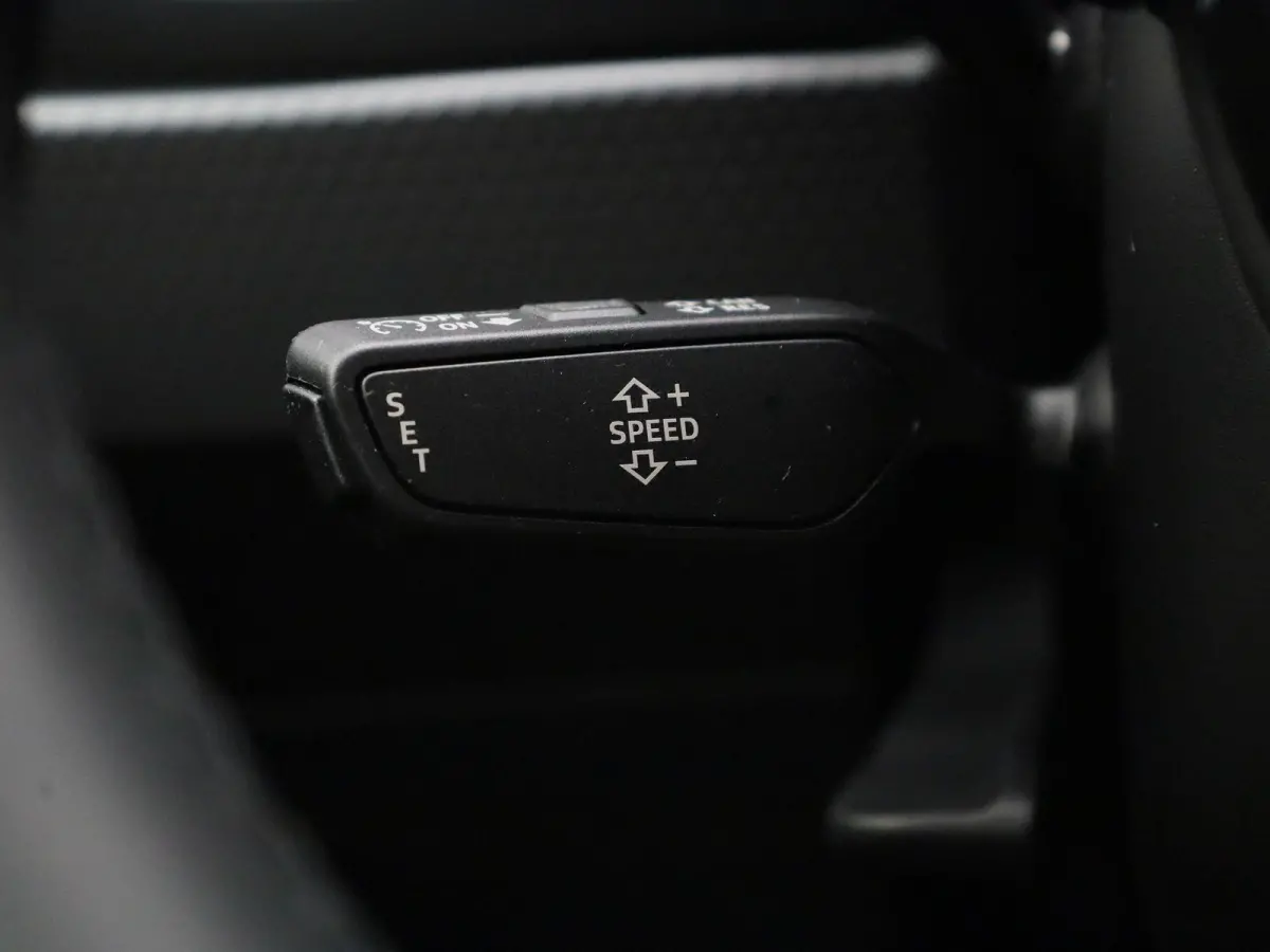 30 TFSI Advanced edition l Cruise control l Navigatie l Climate control l Stoelverwarming l Parkeersensoren l Achteruitrijcamera l LED-koplampen l Privacy glas l Alarm Klasse III l Audi soun