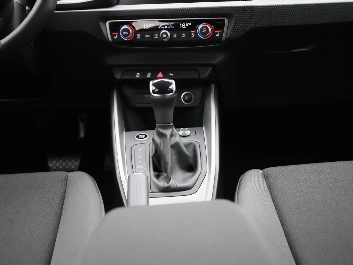 30 TFSI Advanced edition l Cruise control l Navigatie l Climate control l Stoelverwarming l Parkeersensoren l Achteruitrijcamera l LED-koplampen l Privacy glas l Alarm Klasse III l Audi soun