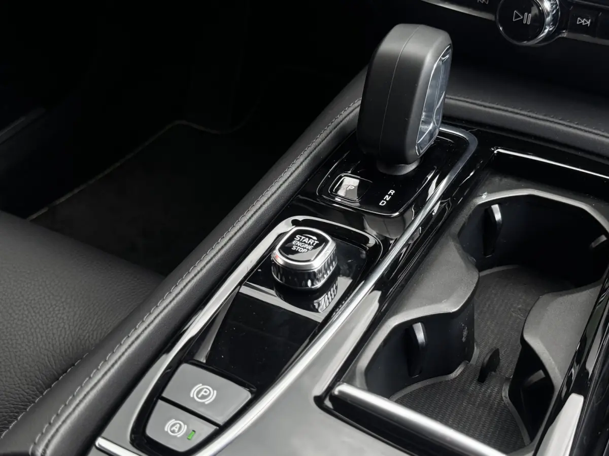 2.0 T6 Plug-in hybrid AWD Ultimate Dark Long Range | Trekhaak | 100% SOH | Leder + Memory | Winter Pack