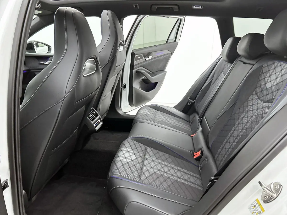 1.5 eTSI R-Line Business 150 PK| Origineel Nederlands | 1e Eigenaar | Panoramadak | Navigatie | 360 Camera | Dodehoekdetectie | Black Style | Stoelverwarming Voor & Achter | Harman Kardon Pr