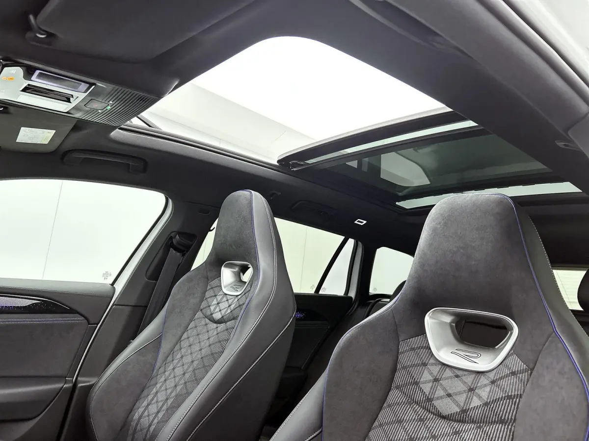 1.5 eTSI R-Line Business 150 PK| Origineel Nederlands | 1e Eigenaar | Panoramadak | Navigatie | 360 Camera | Dodehoekdetectie | Black Style | Stoelverwarming Voor & Achter | Harman Kardon Pr