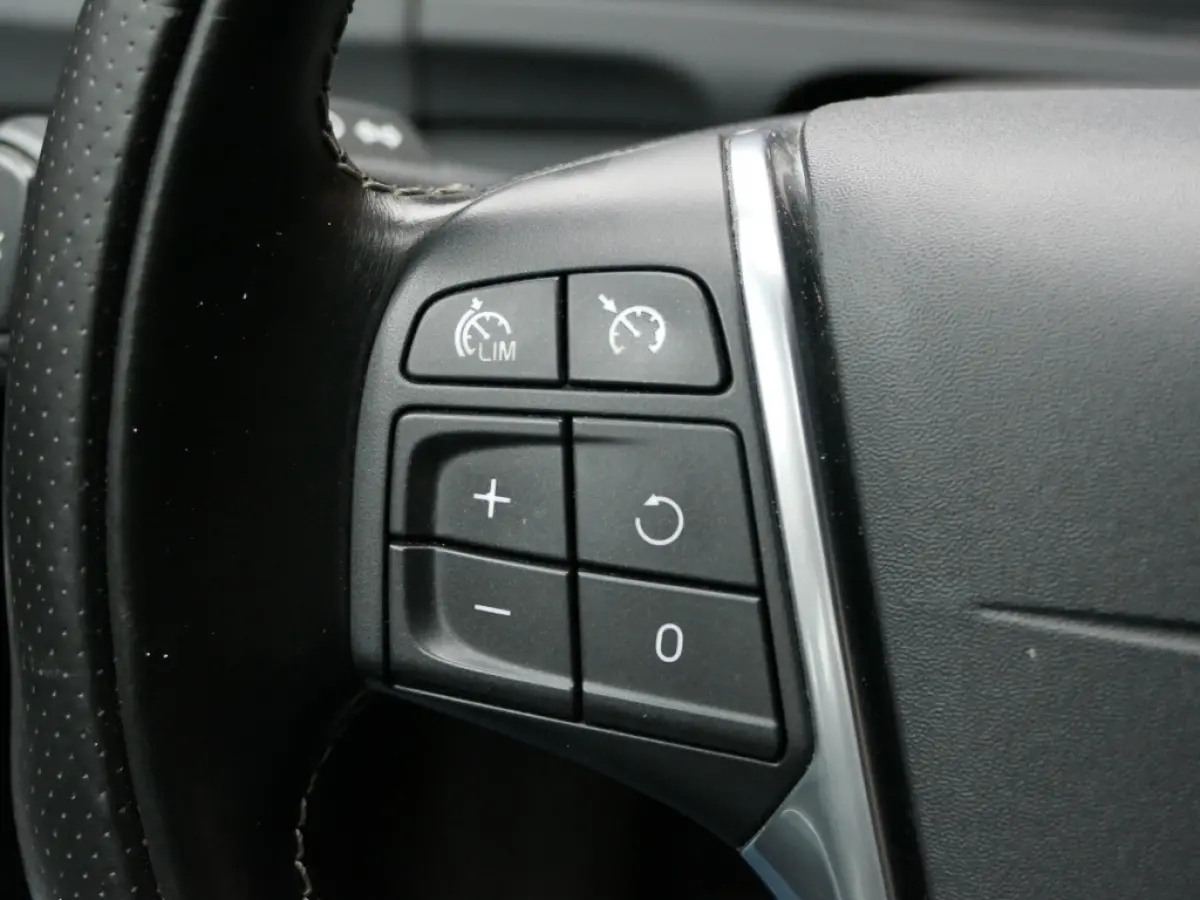 1.5 T3 AUT R-Design Standkachel / Cruise control / Xenon