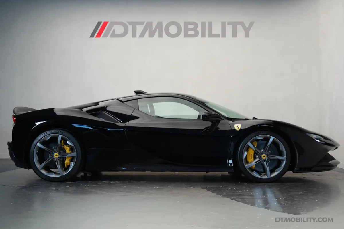 4.0 V8 | Assetto Fiorano | Daytona Racing seats |