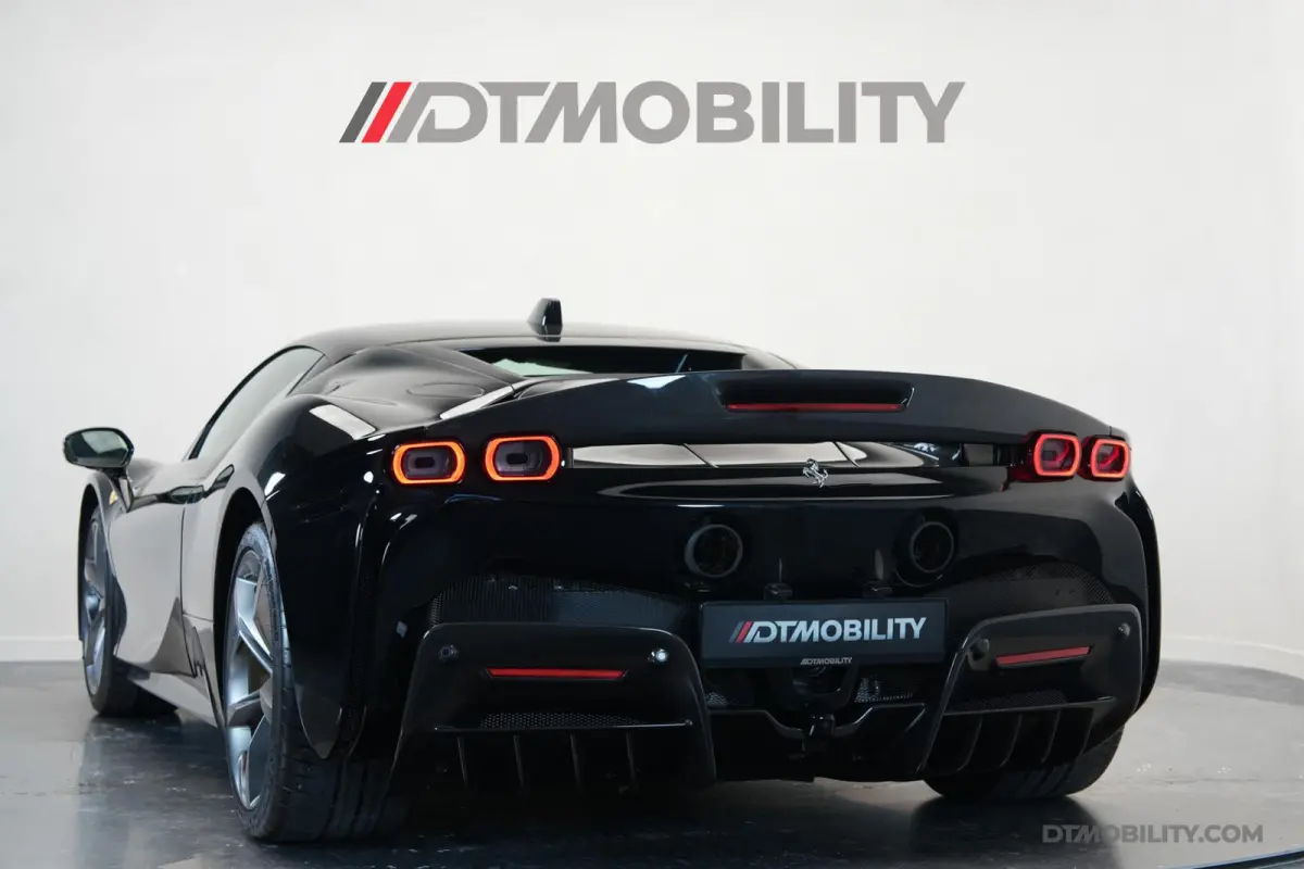 4.0 V8 | Assetto Fiorano | Daytona Racing seats |