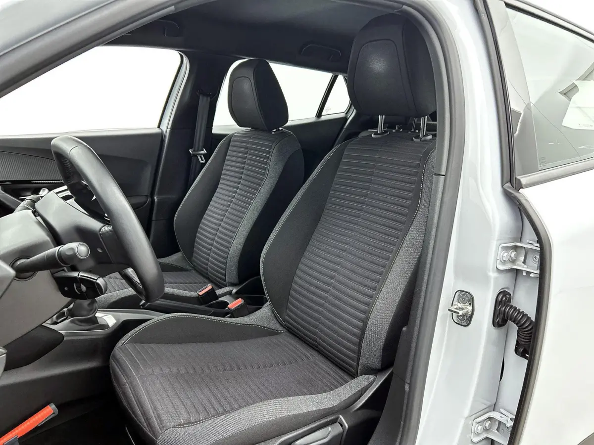SUV Active 100pk | Navigatie | Achteruitrijcamera | Climate Control | Cruise Control | Parkeersensoren | Bluetooth | Apple Carplay / Android Auto | DAB+radio | Automatisch dimlicht | Regense