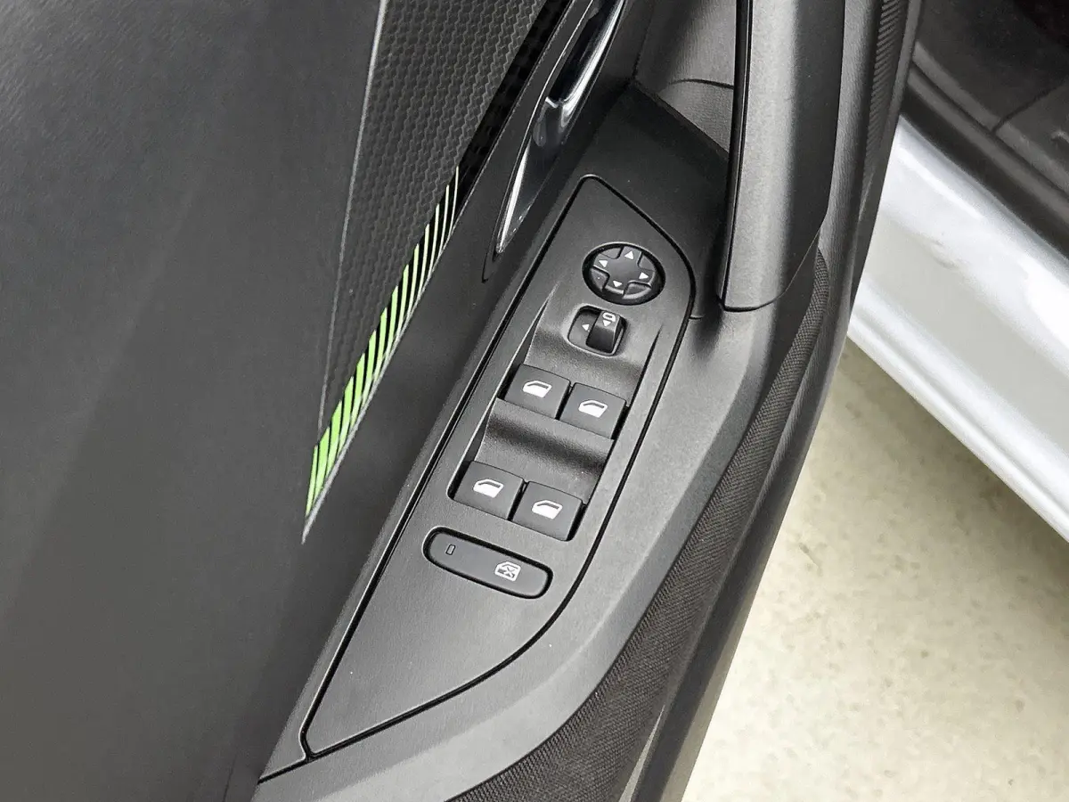 SUV Active 100pk | Navigatie | Achteruitrijcamera | Climate Control | Cruise Control | Parkeersensoren | Bluetooth | Apple Carplay / Android Auto | DAB+radio | Automatisch dimlicht | Regense