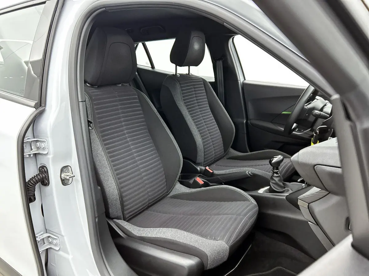 SUV Active 100pk | Navigatie | Achteruitrijcamera | Climate Control | Cruise Control | Parkeersensoren | Bluetooth | Apple Carplay / Android Auto | DAB+radio | Automatisch dimlicht | Regense