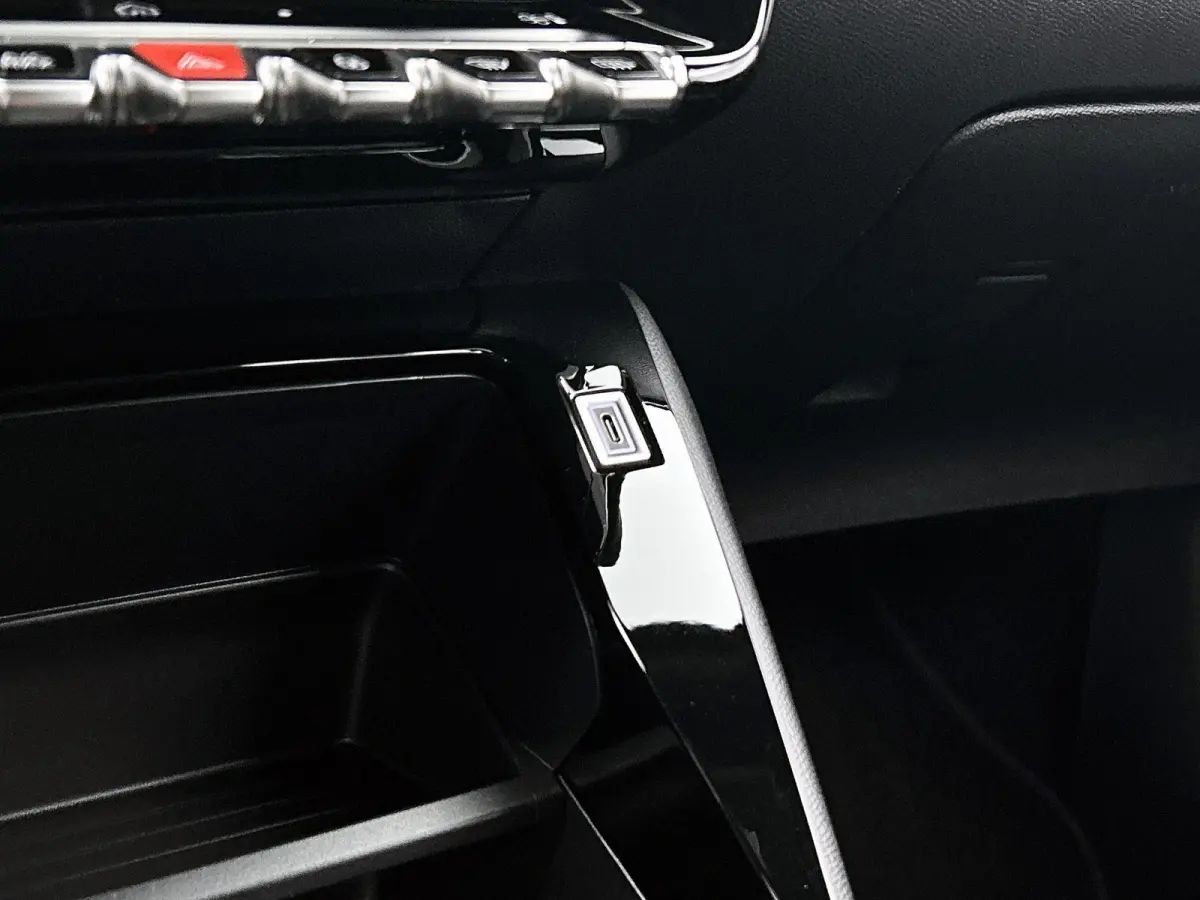 SUV Active 100pk | Navigatie | Achteruitrijcamera | Climate Control | Cruise Control | Parkeersensoren | Bluetooth | Apple Carplay / Android Auto | DAB+radio | Automatisch dimlicht | Regense