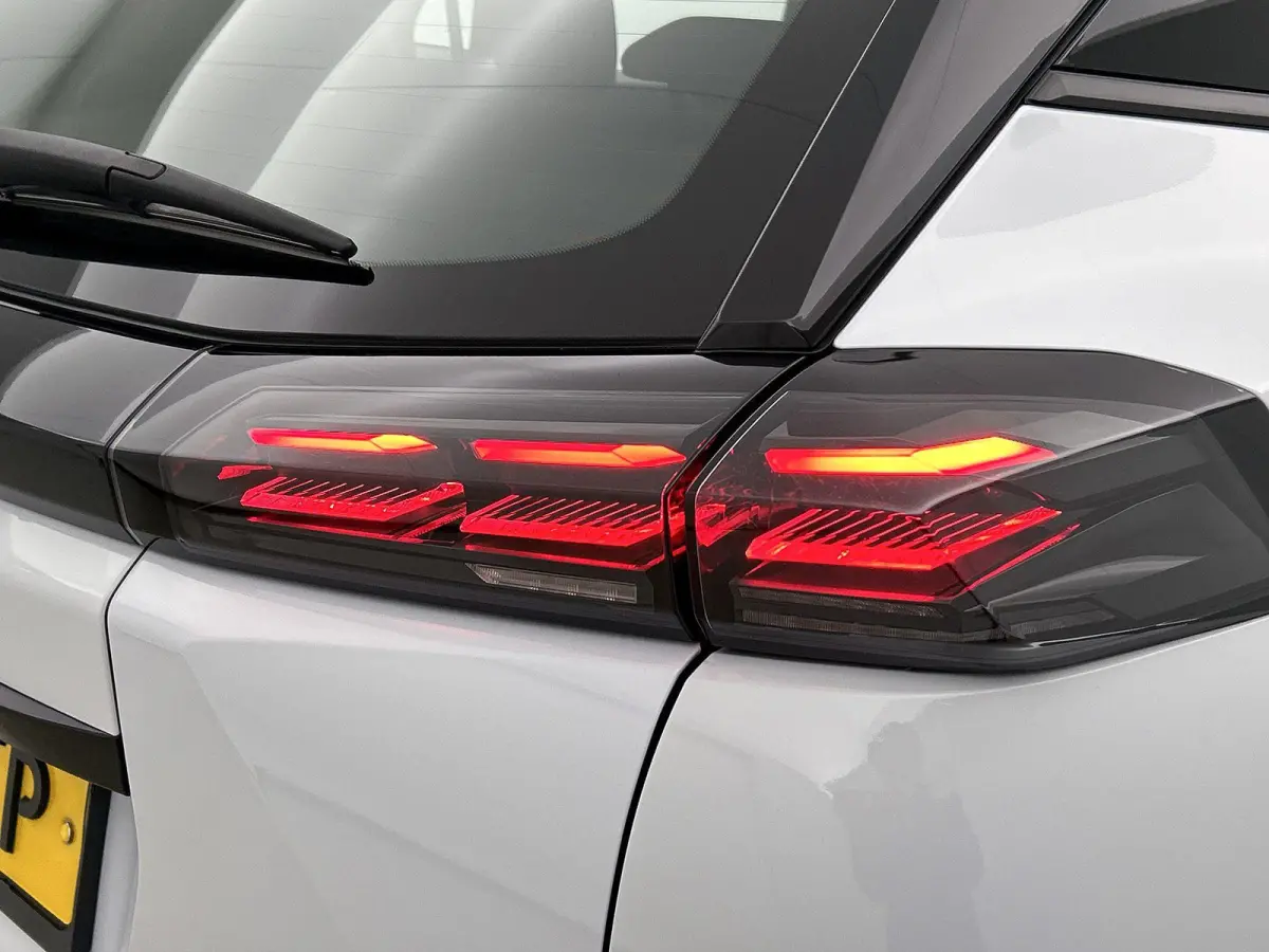 SUV Active 100pk | Navigatie | Achteruitrijcamera | Climate Control | Cruise Control | Parkeersensoren | Bluetooth | Apple Carplay / Android Auto | DAB+radio | Automatisch dimlicht | Regense