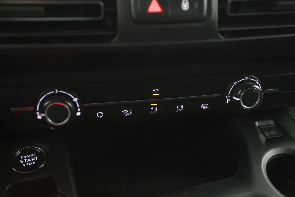 1.5 BlueHDI EAT8 130PK Innovation L2 | Automaat | Airco | 3 Zits | Camera | Cruise | Carplay | Parkeersens.
