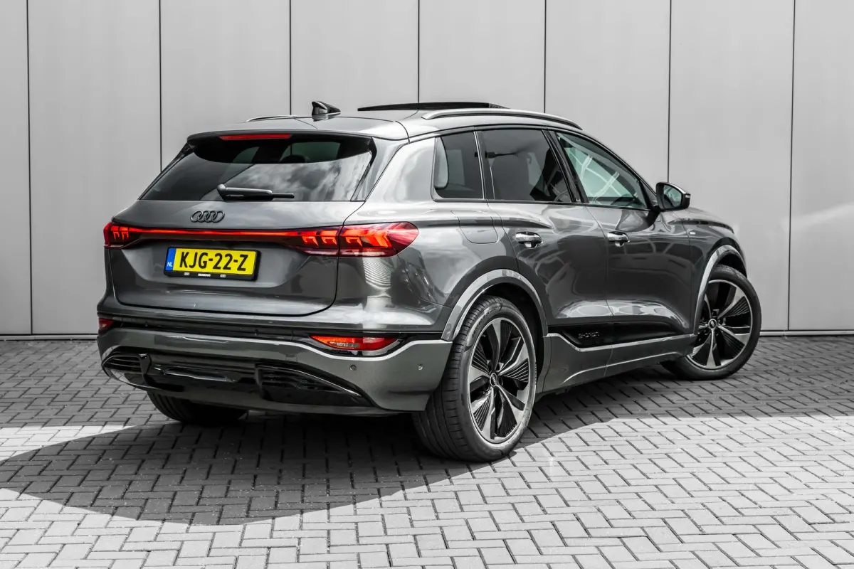 S edition performance 100 kWh 306PK | Panorama Dak | Luchtvering | B&O Audio | Head-up Display | Stoelverw. voor& achter