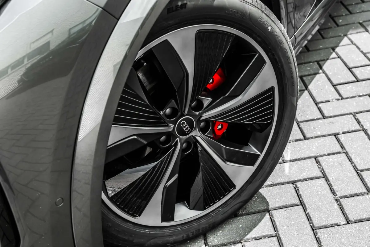 S edition performance 100 kWh 306PK | Panorama Dak | Luchtvering | B&O Audio | Head-up Display | Stoelverw. voor& achter