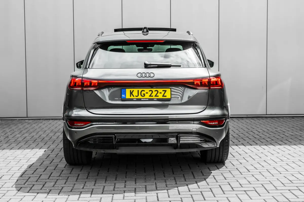 S edition performance 100 kWh 306PK | Panorama Dak | Luchtvering | B&O Audio | Head-up Display | Stoelverw. voor& achter