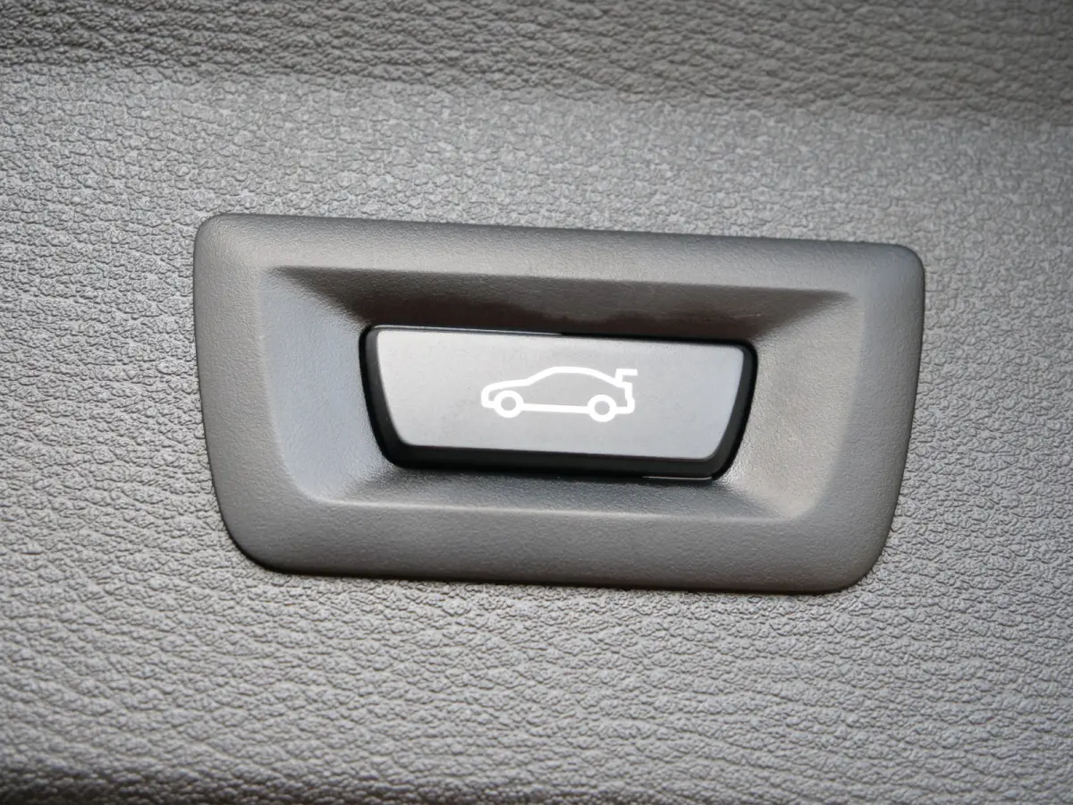 sDrive18i High Executive 136 Pk Automaat Navigatie / DAB / PDC / Trekhaak / Elektr Achterklep / Stoelverwarming