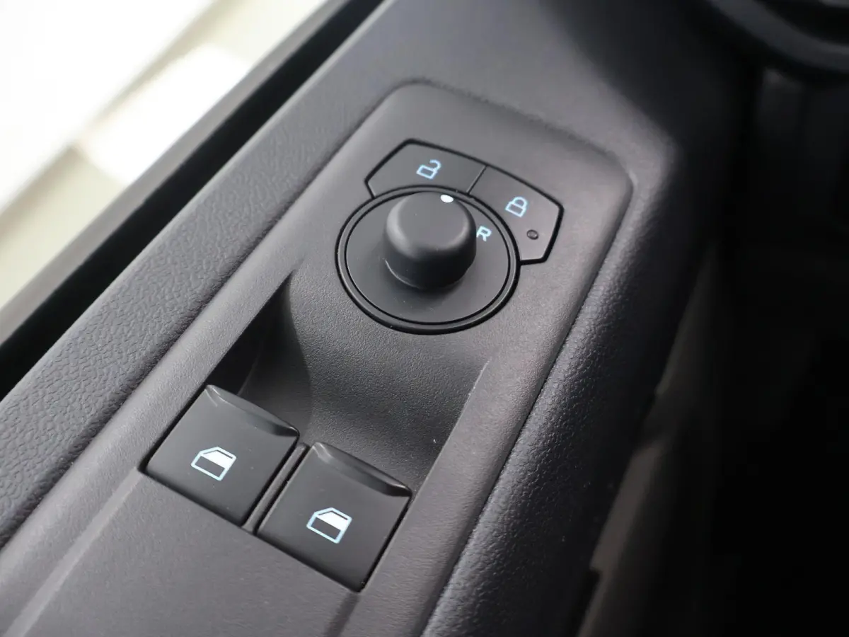 300 | 2.0 TDCI | L2 H1 | TREND | PARKEERCAMERA | APPLE CARPLAY | 3-ZITS | CLIMATE CONTROL | VOORRUITVERWARMING |