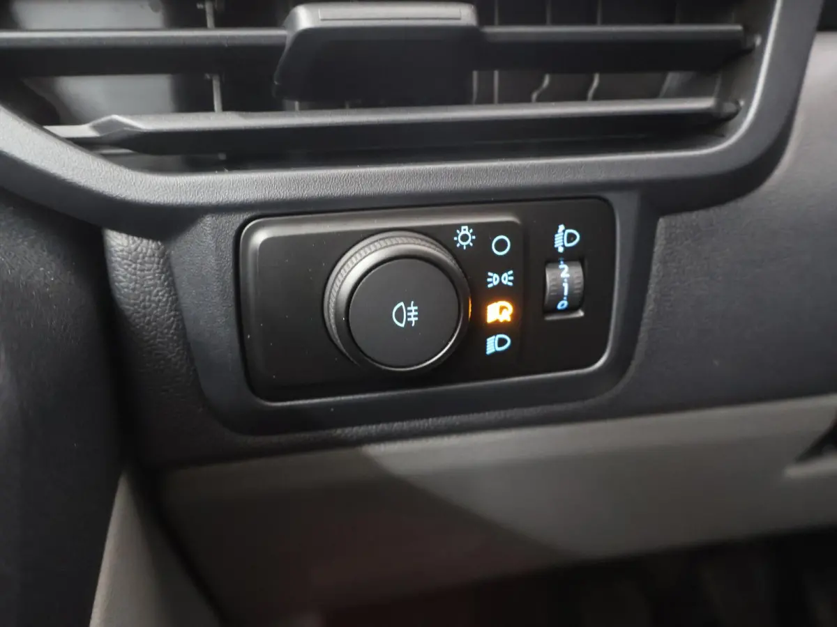 300 | 2.0 TDCI | L2 H1 | TREND | PARKEERCAMERA | APPLE CARPLAY | 3-ZITS | CLIMATE CONTROL | VOORRUITVERWARMING |