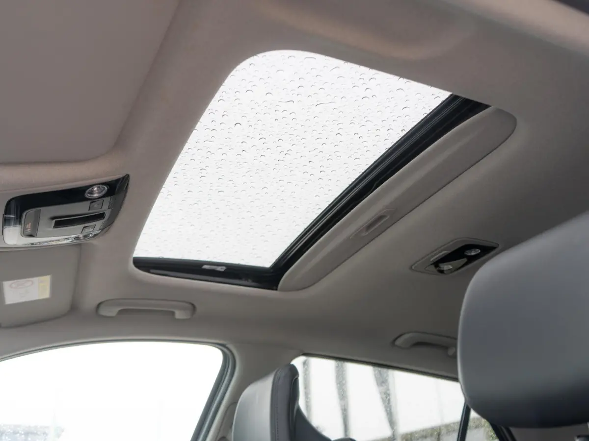 Plus 64.8 kWh AANBIEDING | Schuifdak | HUD | Stoel en stuurverwarming | Leder | LED | Carplay | Navi | Clima | SOH 99% l