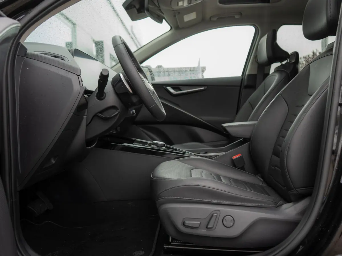 Plus 64.8 kWh AANBIEDING | Schuifdak | HUD | Stoel en stuurverwarming | Leder | LED | Carplay | Navi | Clima | SOH 99% l