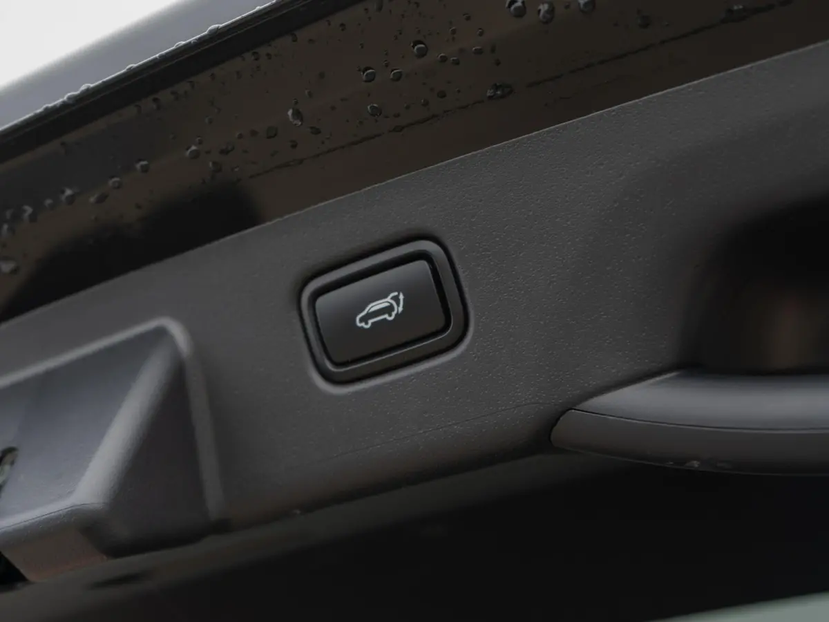 Plus 64.8 kWh AANBIEDING | Schuifdak | HUD | Stoel en stuurverwarming | Leder | LED | Carplay | Navi | Clima | SOH 99% l