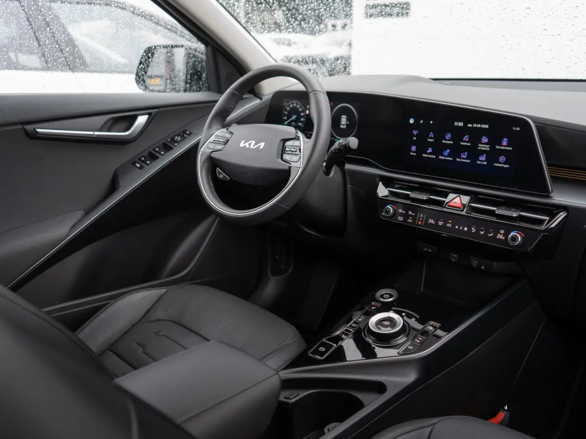 Plus 64.8 kWh AANBIEDING | Schuifdak | HUD | Stoel en stuurverwarming | Leder | LED | Carplay | Navi | Clima | SOH 99% l