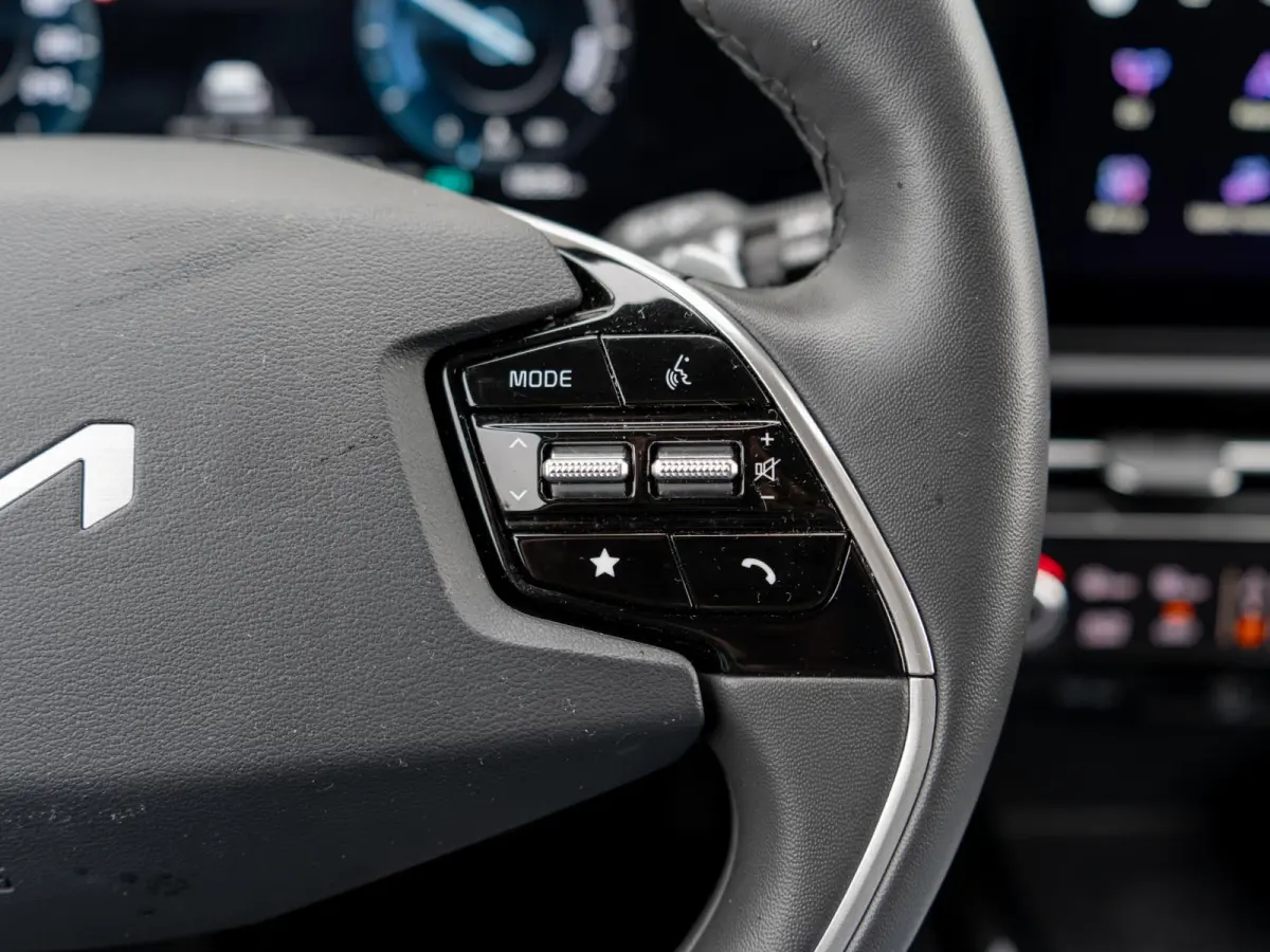 Plus 64.8 kWh AANBIEDING | Schuifdak | HUD | Stoel en stuurverwarming | Leder | LED | Carplay | Navi | Clima | SOH 99% l